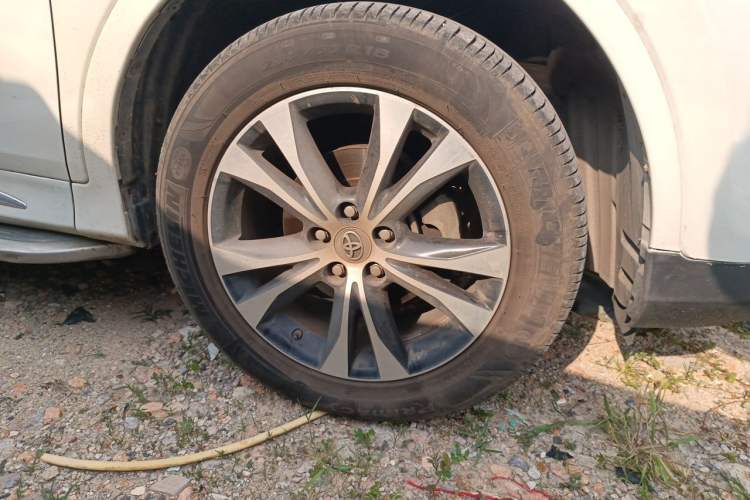 Used Toyota RAV4 2015 2.5L Automatic 4x4 Elite Edition Right Front Wheel Hub