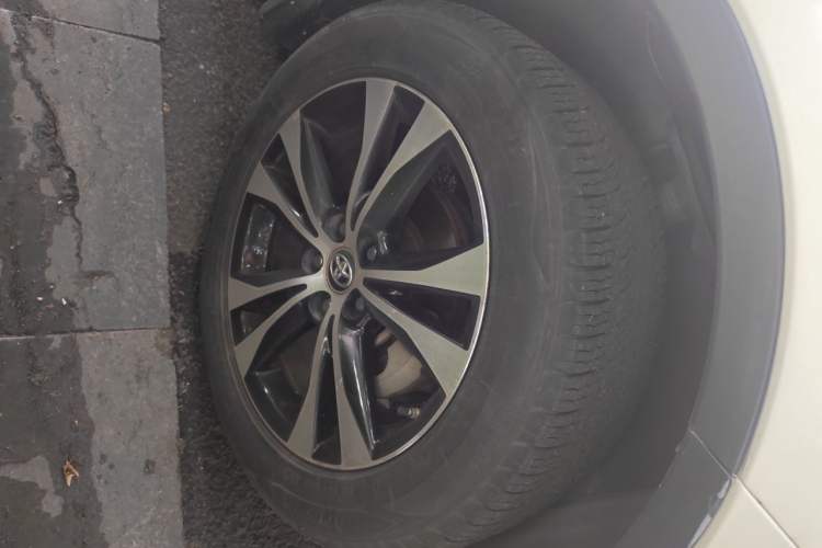 Used Toyota RAV4 2015 2.5L Automatic 4x4 Elite Edition Right Front Wheel Hub