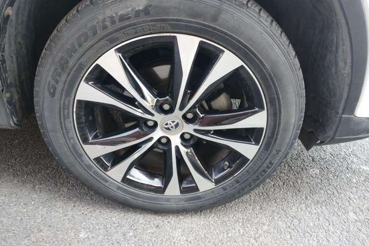 Used Toyota RAV4 2015 2.5L Automatic 4x4 Elite Edition Right Front Wheel Hub
