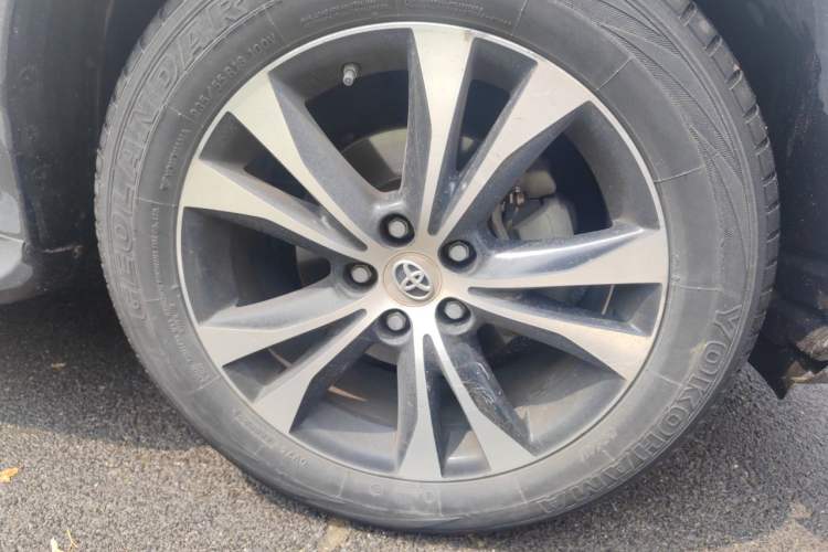Used Toyota RAV4 2015 2.5L Automatic 4x4 Elite Edition Right Front Wheel Hub