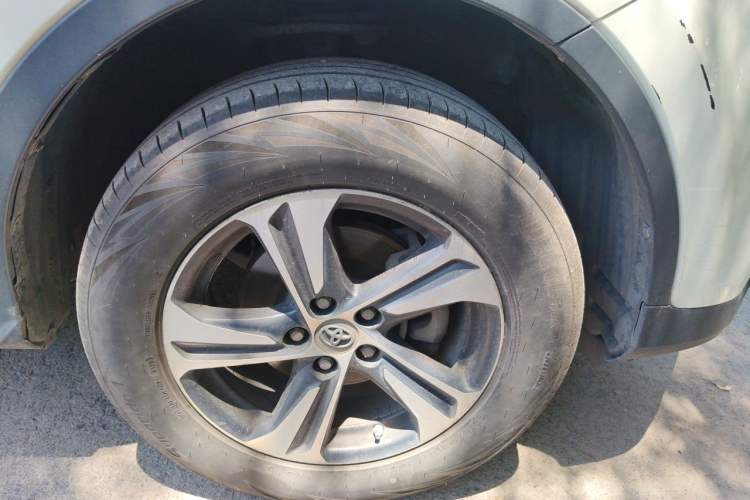 Used Toyota RAV4 2015 2.0L CVT Two-Wheel Drive Fashion Edition Right Front Wheel Hub