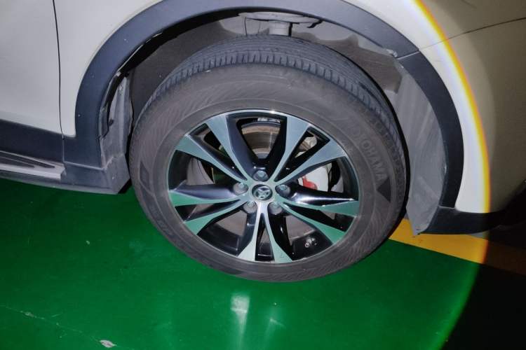 Used Toyota RAV4 2015 2.5L Automatic 4x4 Elite Edition Right Front Wheel Hub