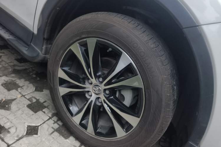 Used Toyota RAV4 2015 2.5L Automatic 4x4 Elite Edition Right Front Wheel Hub