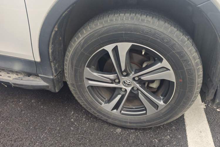 Used Toyota RAV4 2015 2.0L CVT Two-Wheel Drive Fashion Edition Right Front Wheel Hub