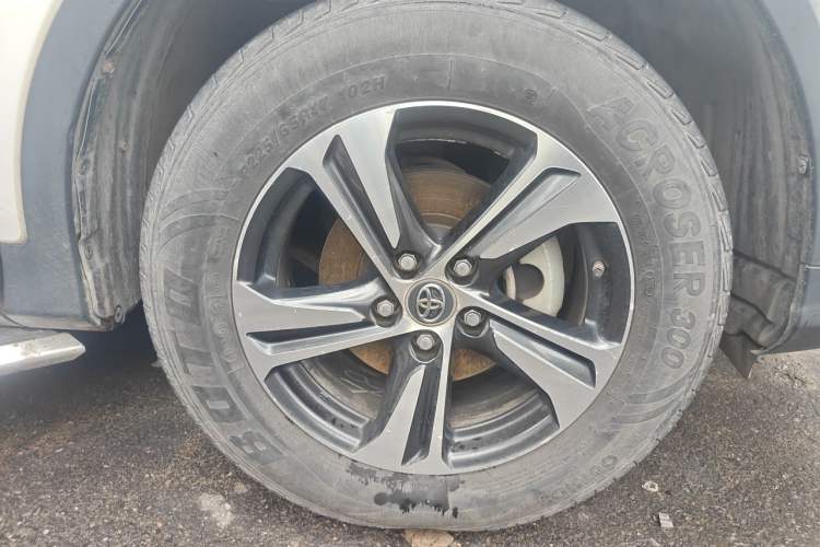 Used Toyota RAV4 2015 2.0L CVT Two-Wheel Drive Fashion Edition Right Front Wheel Hub