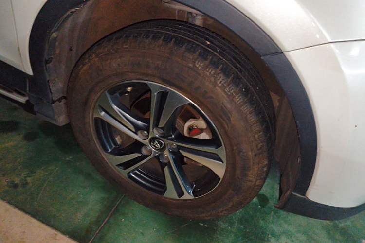 Used Toyota RAV4 2015 2.0L CVT Two-Wheel Drive Urban Edition Right Front Wheel Hub