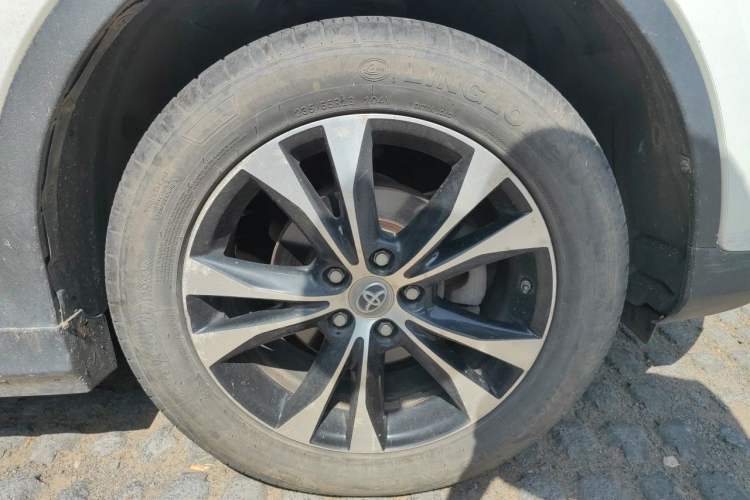 Used Toyota RAV4 2015 2.5L Automatic 4x4 Elite Edition Right Front Wheel Hub
