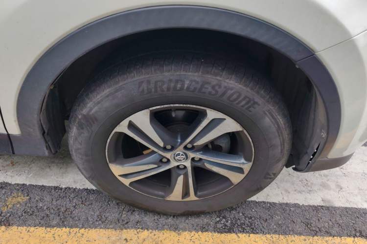 Used Toyota RAV4 2015 2.0L CVT Two-Wheel Drive Fashion Edition Right Front Wheel Hub