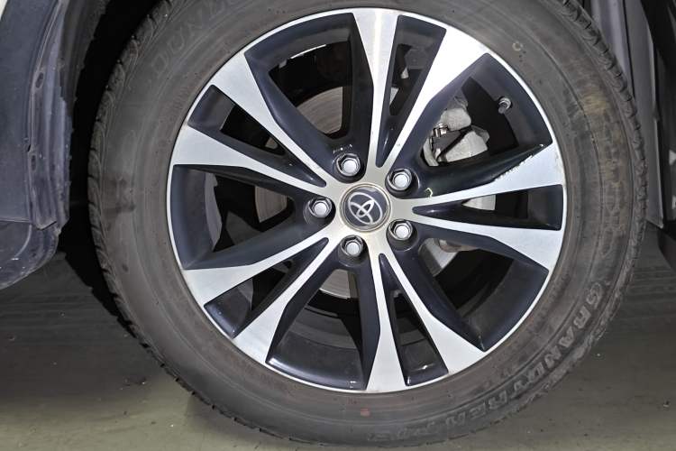 Used Toyota RAV4 2015 2.5L Automatic 4x4 Elite Edition Right Front Wheel Hub