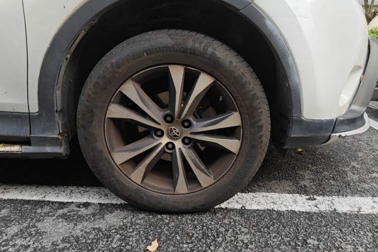 Used Toyota RAV4 2015 2.5L Automatic 4x4 Elite Edition Right Front Wheel Hub