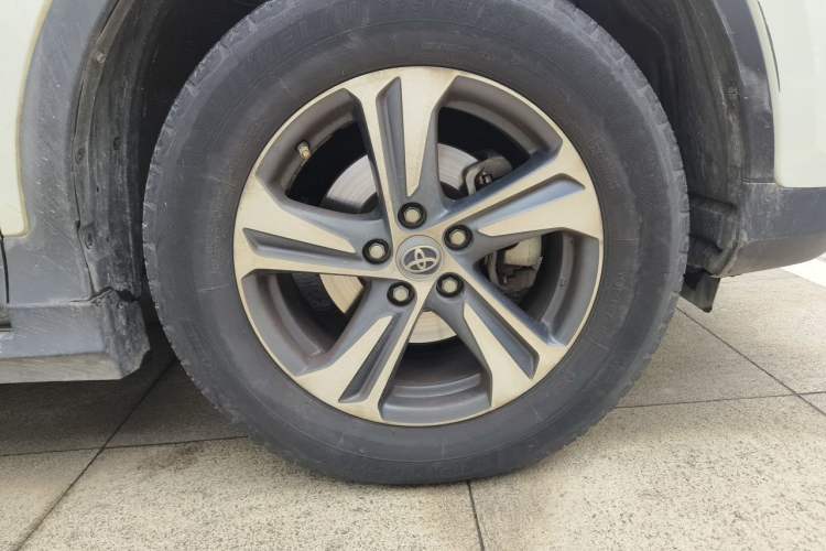 Used Toyota RAV4 2015 2.0L CVT Two-Wheel Drive Fashion Edition Right Front Wheel Hub