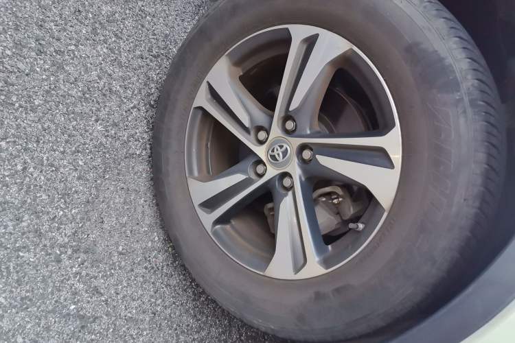 Used Toyota RAV4 2015 2.0L CVT Two-Wheel Drive Fashion Edition Right Front Wheel Hub