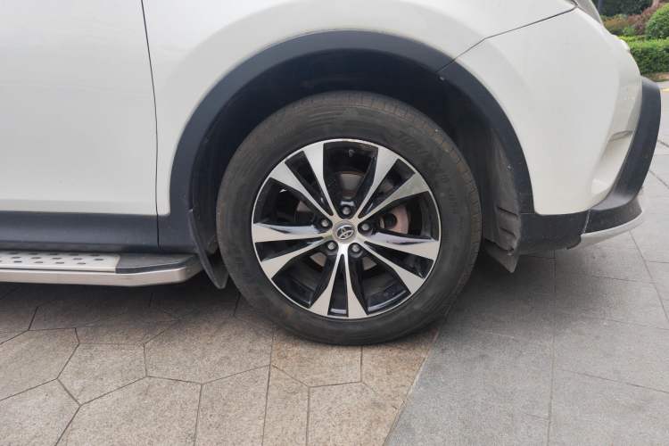 Used Toyota RAV4 2015 2.5L Automatic 4x4 Elite Edition Right Front Wheel Hub
