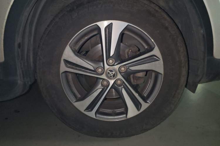Used Toyota RAV4 2015 2.0L CVT Two-Wheel Drive Fashion Edition Right Front Wheel Hub