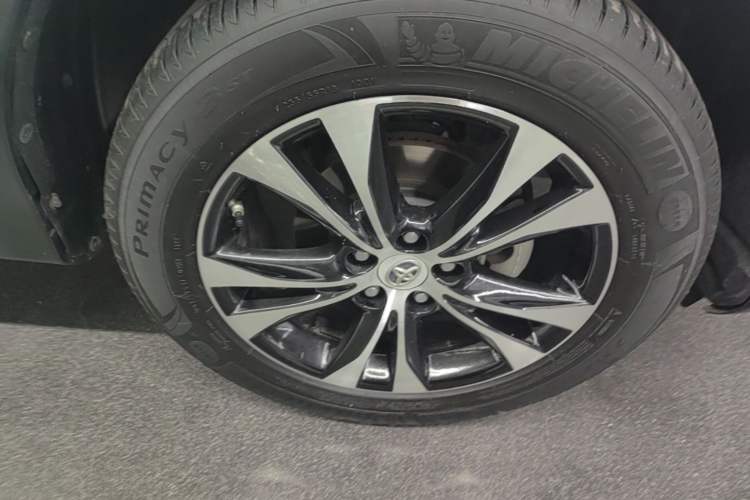 Used Toyota RAV4 2015 2.5L Automatic 4x4 Elite Edition Right Front Wheel Hub