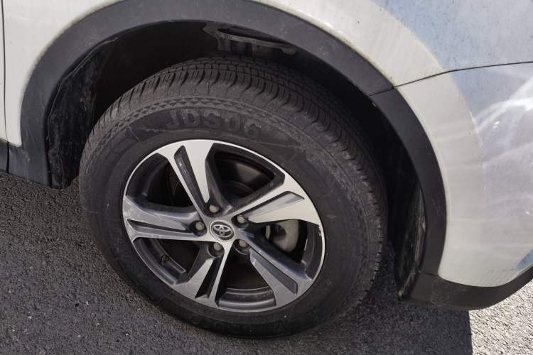 Used Toyota RAV4 2015 2.0L CVT Two-Wheel Drive Fashion Edition Right Front Wheel Hub