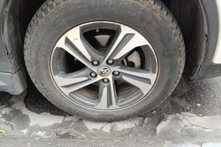Used Toyota RAV4 2015 2.0L CVT Two-Wheel Drive Fashion Edition Right Front Wheel Hub