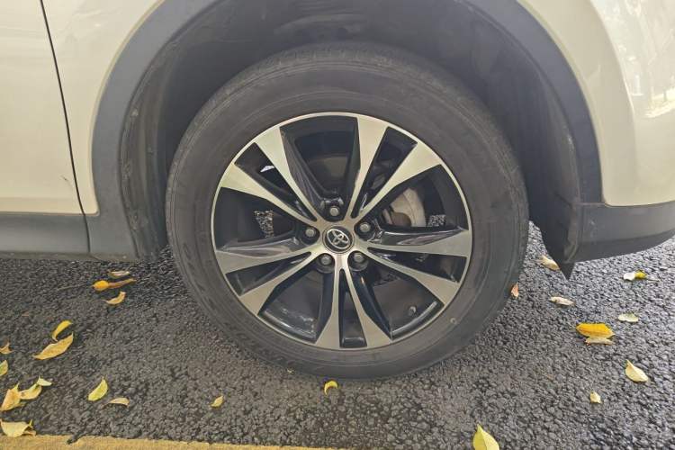 Used Toyota RAV4 2015 2.5L Automatic 4x4 Elite Edition Right Front Wheel Hub