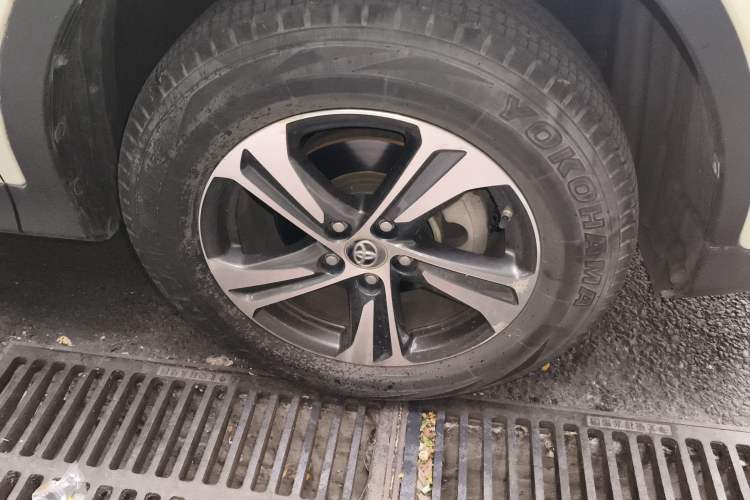 Used Toyota RAV4 2015 2.0L CVT Two-Wheel Drive Fashion Edition Right Front Wheel Hub
