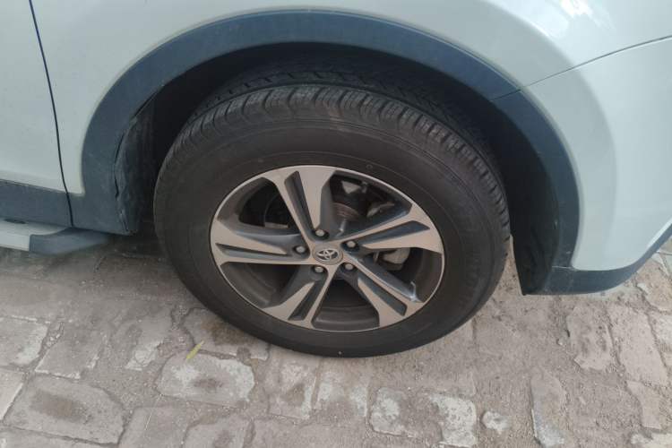 Used Toyota RAV4 2015 2.0L CVT Two-Wheel Drive Fashion Edition Right Front Wheel Hub