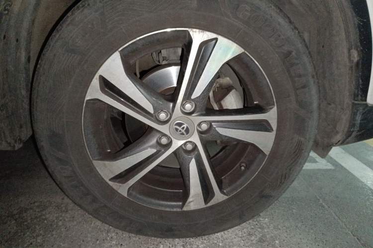 Used Toyota RAV4 2015 2.0L CVT Two-Wheel Drive Fashion Edition Right Front Wheel Hub