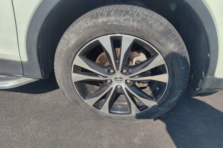 Used Toyota RAV4 2015 2.5L Automatic 4x4 Elite Edition Right Front Wheel Hub