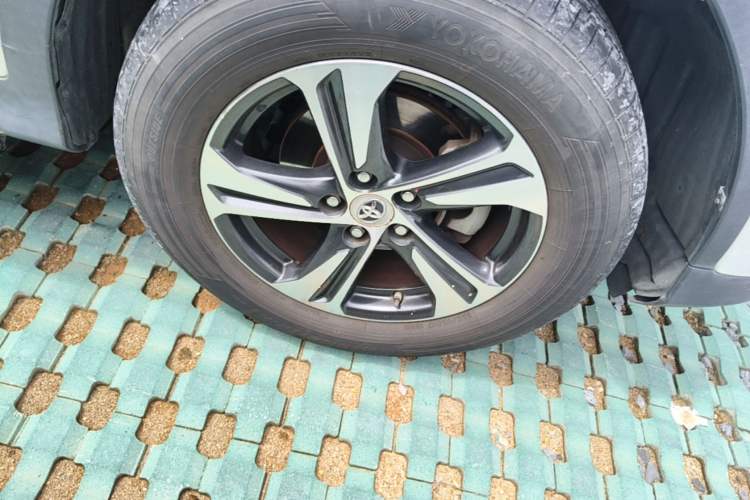 Used Toyota RAV4 2015 2.0L CVT Two-Wheel Drive Fashion Edition Right Front Wheel Hub