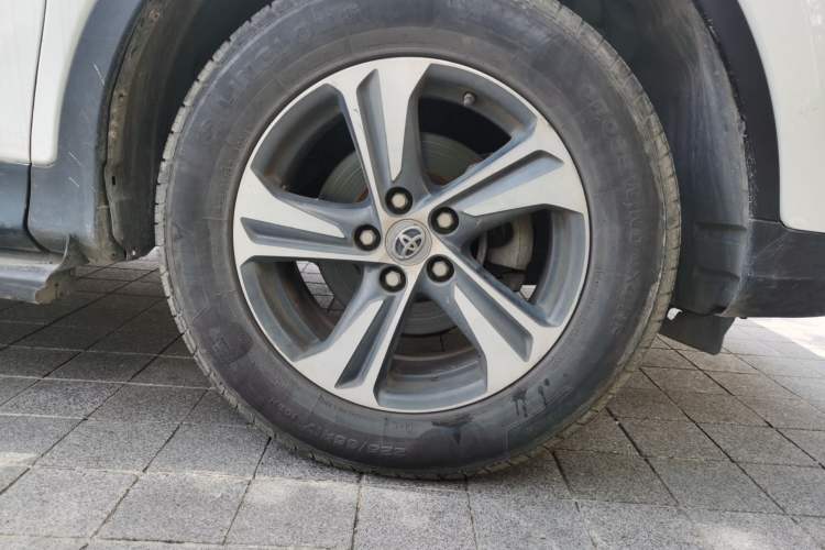 Used Toyota RAV4 2015 2.0L CVT Two-Wheel Drive Fashion Edition Right Front Wheel Hub