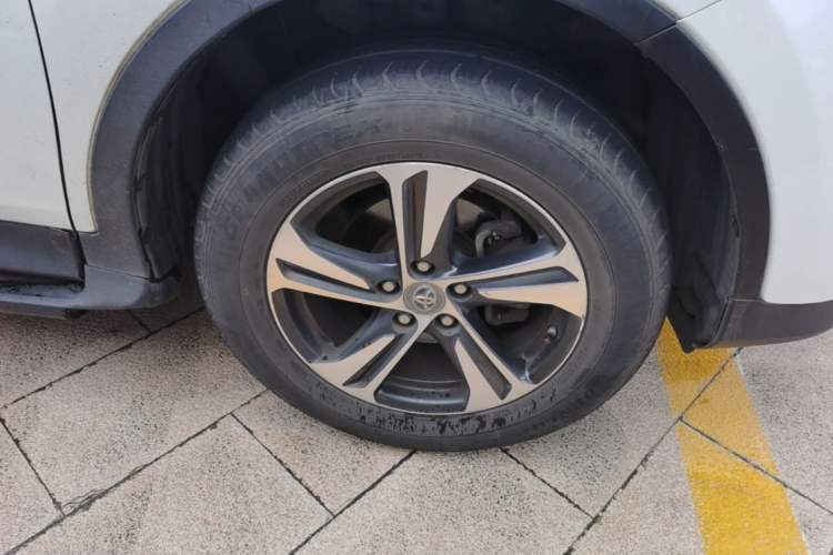 Used Toyota RAV4 2015 2.0L CVT Two-Wheel Drive Fashion Edition Right Front Wheel Hub