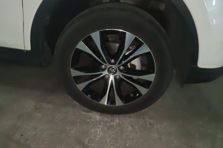 Used Toyota RAV4 2015 2.5L Automatic 4x4 Elite Edition Right Front Wheel Hub