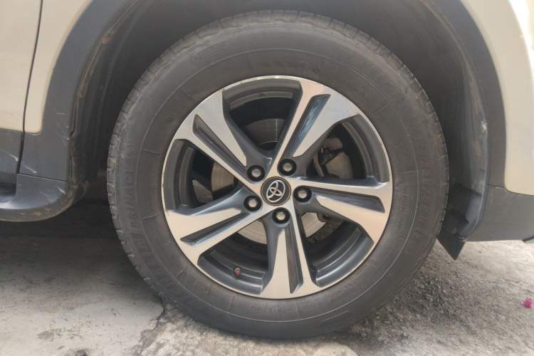 Used Toyota RAV4 2015 2.0L CVT Two-Wheel Drive Fashion Edition Right Front Wheel Hub