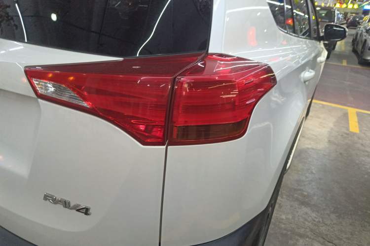 Used Toyota RAV4 2015 2.0L CVT Two-Wheel Drive Fashion Edition Right Rear Taillight