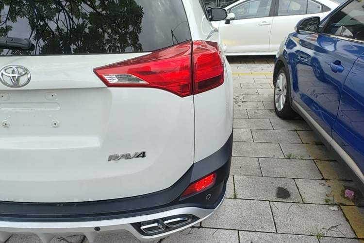 Used Toyota RAV4 2015 2.0L CVT Two-Wheel Drive Fashion Edition Right Rear Taillight
