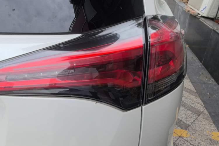 Used Toyota RAV4 2015 2.0L CVT Two-Wheel Drive Fashion Edition Right Rear Taillight