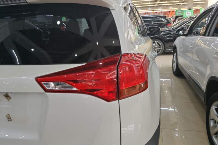 Used Toyota RAV4 2015 2.5L Automatic 4x4 Elite Edition Right Rear Taillight
