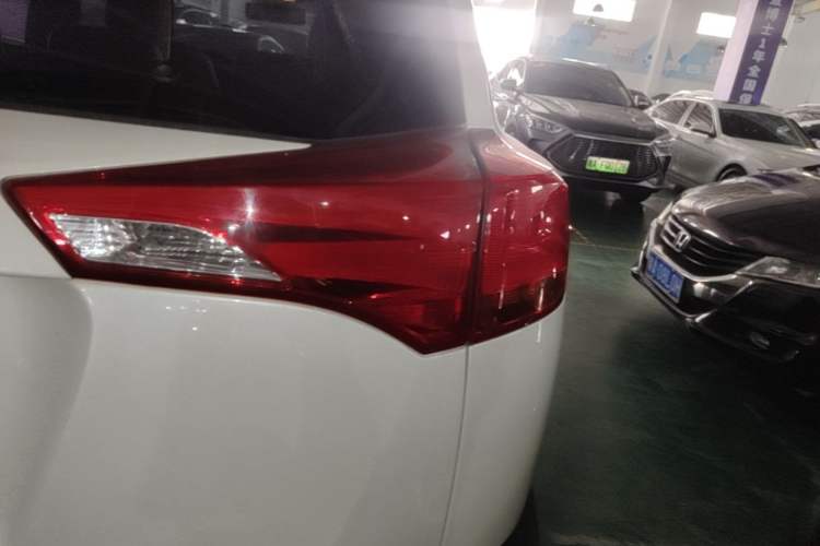 Used Toyota RAV4 2015 2.0L CVT Two-Wheel Drive Fashion Edition Right Rear Taillight