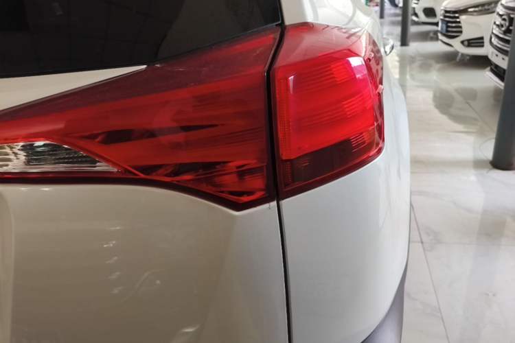 Used Toyota RAV4 2015 2.5L Automatic 4x4 Elite Edition Right Rear Taillight