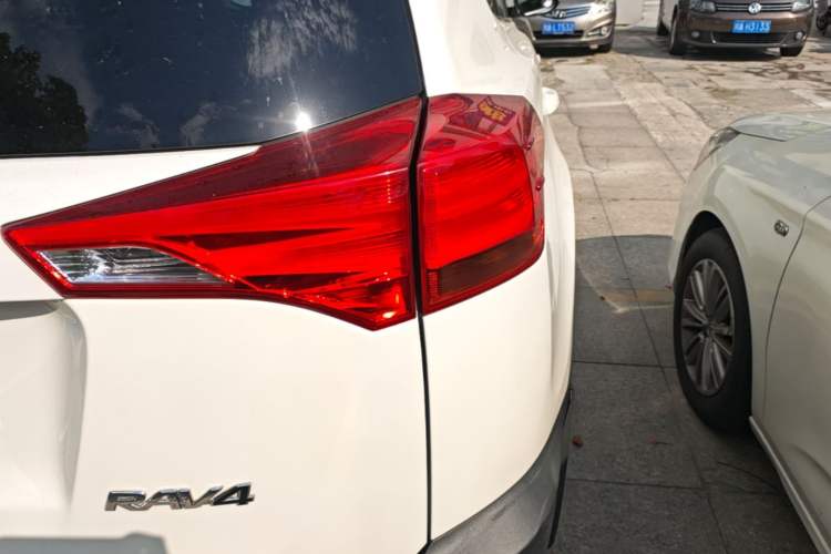 Used Toyota RAV4 2015 2.0L CVT Two-Wheel Drive Fashion Edition Right Rear Taillight