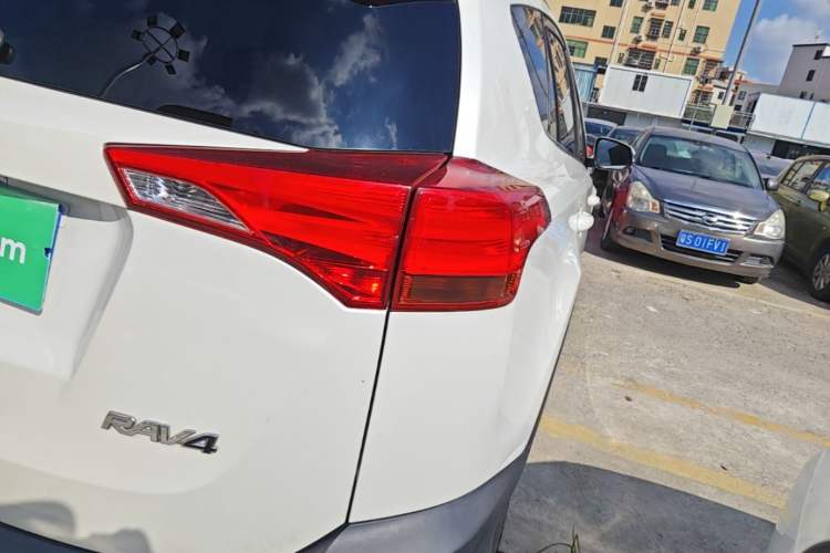 Used Toyota RAV4 2015 2.0L CVT Two-Wheel Drive Fashion Edition Right Rear Taillight