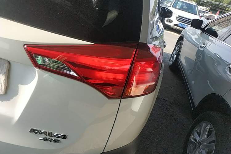 Used Toyota RAV4 2015 2.0L CVT Two-Wheel Drive Fashion Edition Right Rear Taillight