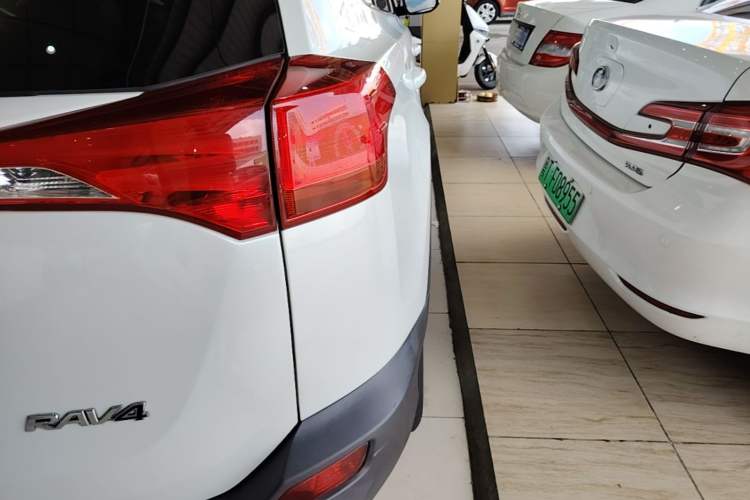 Used Toyota RAV4 2015 2.0L CVT Two-Wheel Drive Fashion Edition Right Rear Taillight