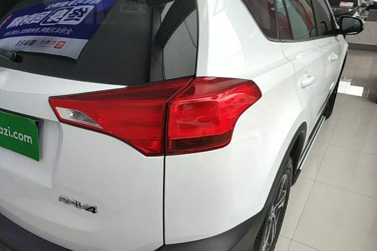 Used Toyota RAV4 2015 2.0L CVT Two-Wheel Drive Fashion Edition Right Rear Taillight