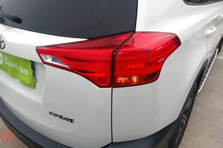 Used Toyota RAV4 2015 2.0L CVT Two-Wheel Drive Fashion Edition Right Rear Taillight