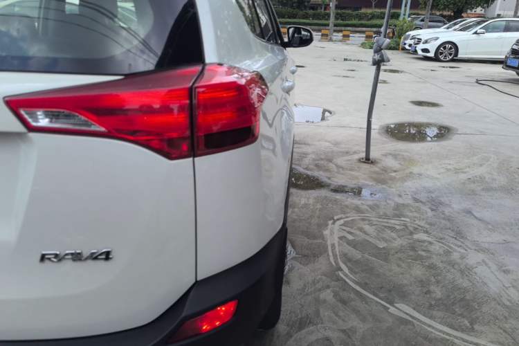 Used Toyota RAV4 2015 2.0L CVT Two-Wheel Drive Urban Edition Right Rear Taillight