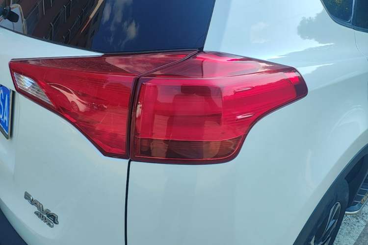 Used Toyota RAV4 2015 2.5L Automatic 4x4 Elite Edition Right Rear Taillight