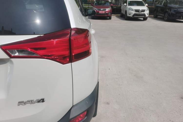 Used Toyota RAV4 2015 2.0L CVT Two-Wheel Drive Fashion Edition Right Rear Taillight