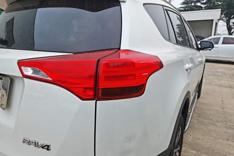 Used Toyota RAV4 2015 2.0L CVT Two-Wheel Drive Fashion Edition Right Rear Taillight