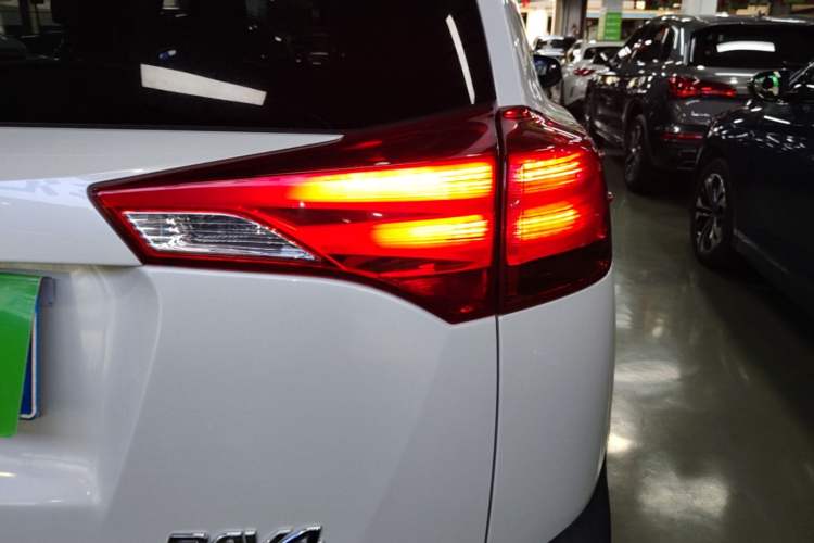 Used Toyota RAV4 2015 2.0L CVT Two-Wheel Drive Fashion Edition Right Rear Taillight
