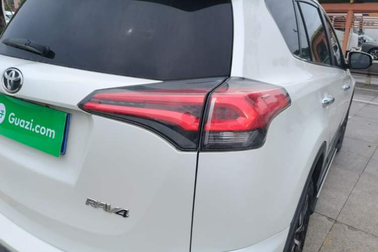 Used Toyota RAV4 2015 2.0L CVT Two-Wheel Drive Fashion Edition Right Rear Taillight