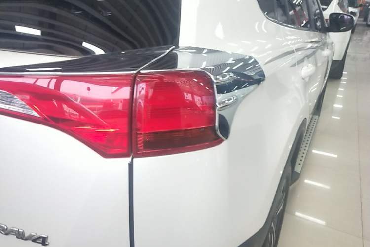 Used Toyota RAV4 2015 2.0L CVT Two-Wheel Drive Fashion Edition Right Rear Taillight